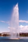 Australia - Canberra / Camberra (ACT): Captain Cook Memorial Jet - water jet  and National Library - Lake Burley Griffith (photo by M.Torres)