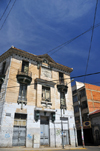 La Paz, Bolivia: building needing renovation - Plaza Toms Frias, Av. Illimani, Calle Castro - photo by M.Torres