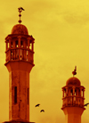 Banjul, Gambia: Abu Bakr Saddiq mosque - twin minarets, crows and sunset sky - former Independence Drive Mosque, the oldest in Banjul - photo by M.Torres