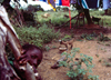 Tabanka life: boy playing hide and seek / rapaz a brincar s escondidas  (photo by Dolores CM)