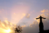 Ireland - Bantry (co Cork): the sun and the statue of St Brendan (photo by M.Bergsma)