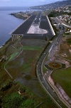 Madeira - Santa Catarina: a pista do Aeroporto - aterragem / the airport - landing - photo by F.Rigaud