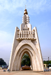 Bamako, Mali: Independence Monument, Triumphal arch celebrating independence from France in 1960, view of Avenue de la Nation - photo by M.Torres