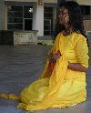 Mauritius - Grand Baie: hindu lady praying(photo by A.Dnieprowsky)