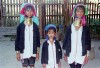 Nyaungshwe: trio of giraffe women - Padaung  ethnic group (photo by J.Kaman)