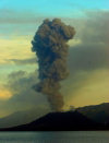 Papua New Guinea - Rabaul - New Britain island - Bismarck Archipelago: Mout Tavurvur - column os smoke and ashes - active stratovolcano - a sub-vent of the Rabaul caldera - photo by Rod Eime