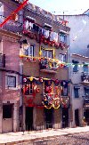 Portugal - Lisboa: casa modesta decorada paras as festas dos Santos Populares - Calada da Pampulha - photo by M.Durruti