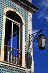 So Tom, So Tom and Prncipe / STP: derelict building with tiles and ironwork railing - lamp at the corner of Gamal Nasser and Mozambique streets / edifcio abandonado com fachada em azulejos e gradeamento de ferro forjado - candeeiro na esquina das ruas de Moambique e Gamal Abdel Nasser - photo by M.Torres