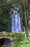 So Nicolau waterfall / cascata So Nicolau, M-Zchi district, So Tom and Prncipe / STP: falls and the ruins of a colonial bridge / cascata e ruinas de uma ponte do perodo do Estado Novo, 1944 - photo by M.Torres