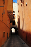 Cagliari, Sardinia / Sardegna / Sardigna: tunnel on via del Fossario - this street feels like an alley in an Arab medina - quartiere Castello - photo by M.Torres