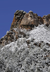 Mount Rushmore National Memorial, Pennington County, South Dakota, USA: granite sculptures by Gutzon Borglum with snow on the slope - Black hills - United States Presidential Memorial - photo by M.Torres