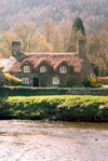 Llanwryst / Llanwrst, Cowny county, Wales: Ty Hwnt i'r Bont - creeper covered 15th century cottage, once a courthouse, now a tea room owned by the National Trust - photo by A.Baptista