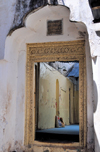 Stone Town, Zanzibar, Tanzania: Mskiti wa Balnara - Malindi Minaret Mosque entrance - intricate decoration - Islamic architecture - Malindi area - photo by M.Torres